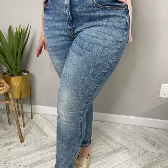 Judy Blue- High Waisted Acid Wash Jeans - Picture 2 of 4